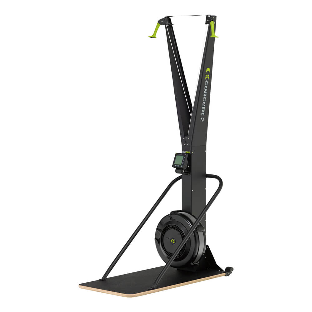 Skiergometer Concept2 på gulvstander med to trækhåndtag og monitor, set skråt forfra