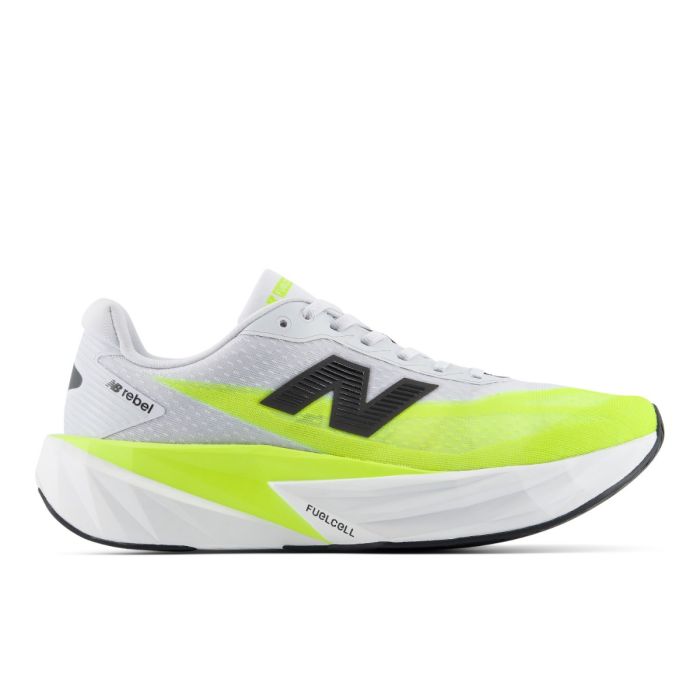 Løbesko New Balance FuelCell Rebel V5 til mænd, set fra siden